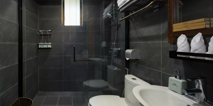 Yangshuo Mountain Retreat family private balcony overlooking the Yulong River.