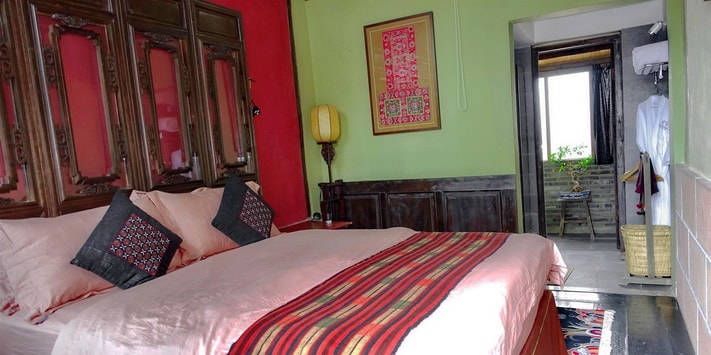 shaxi-hotels-old-theatre-inn-guestroom.