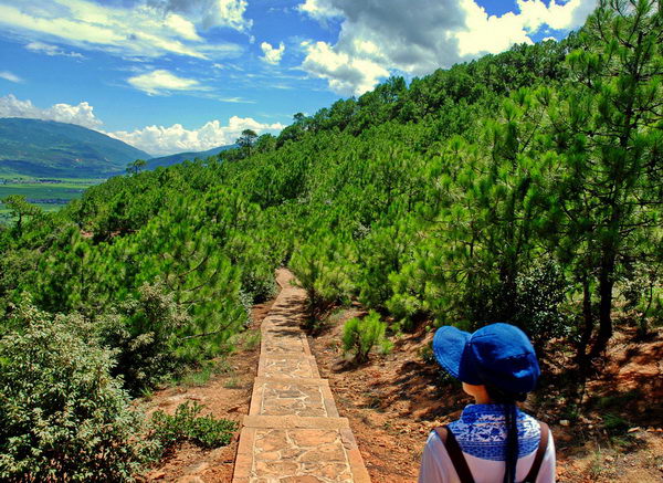 Hike to secret Treasure Cave from Yangshuo Mountain Retreat